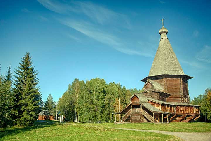 Excursion about history and life in Arkhangelsk city, located in Northwest Russia, where the Dvina river dissolves into the White Sea. Including a visit to the unique open Air Museum - Malye Korely.